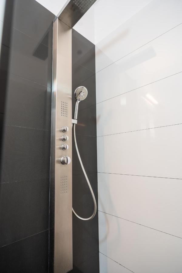 Cozy & Spacious Flat Near Victoriei Square Boekarest Buitenkant foto