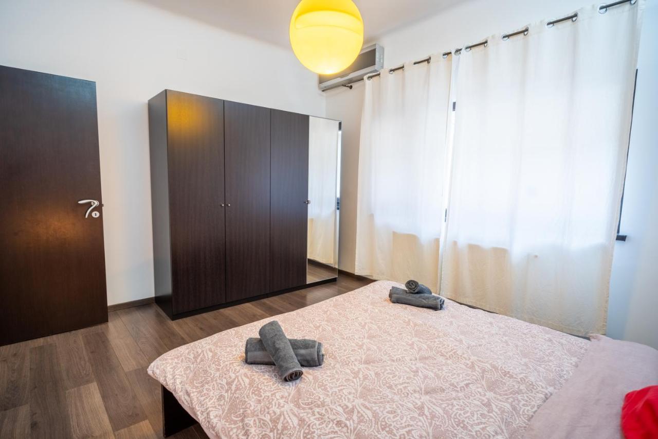 Cozy & Spacious Flat Near Victoriei Square Boekarest Buitenkant foto